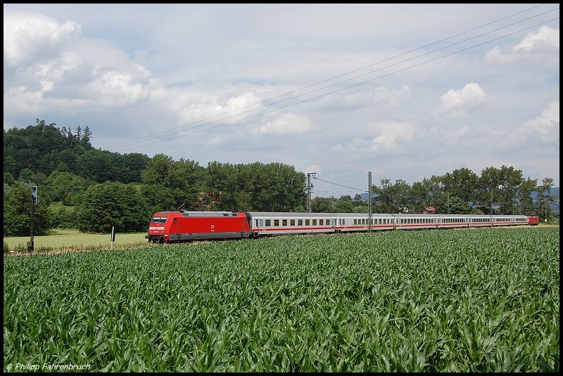 Im Sandwichverfahren befrdern 101 026 und 120 150 (am Schluss des Zuges) am Nachmittag des 27.06.08 IC 2066 von Nrnberg Hbf nach Karlsruhe Hbf, aufgenommen bei Aalen-Essingen an der Remsbahn (KBS 786).