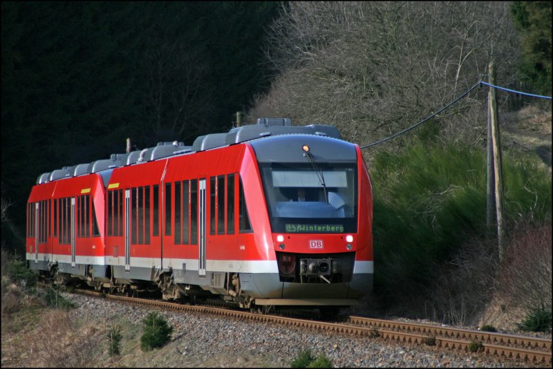 Im sauberen DB-rot erklimmen 648 118 und ein Schwestertriebzug als RE57 (RE 29555)  Dortmund-Sauerland-Express , von Dortmund nach Winterberg (Westf), die Steigung vor dem bekannten Wintersportort. (26.01.2008)