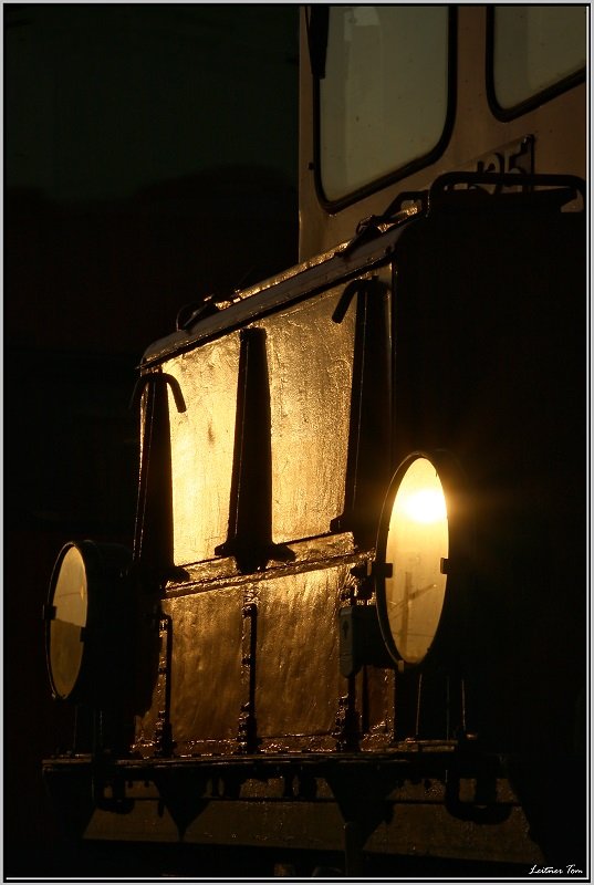 Im Scheinwerfer der 1245 525 spiegeln sich die letzten Sonnenstrahlen.
Knittelfeld 25.10.2008