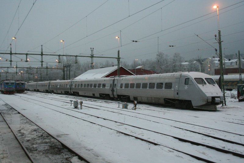 Im Schneefall stehender X2 2512 der SJ am 20.12.2008 im Bahnhof Sundsvall C.