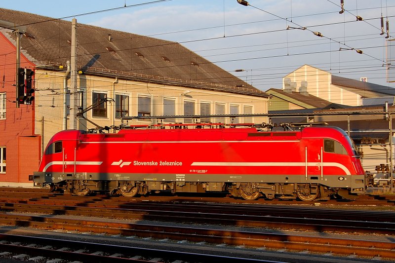Im schnsten Abendlicht stellt sich 541 006-7 der SZ vor unseren Augen in die schon angenehm wrmende Sonne. Auch sie trgt schon das neue europische Nummernschema.. man braucht nun eine Lupe mehr..