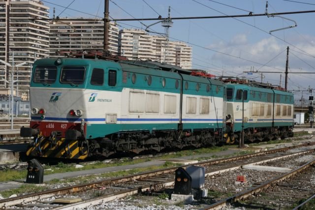Im schnsten Sonnenlicht posieren E656 457 und E656 428 in Napoli Cantrale; 16.02.2008