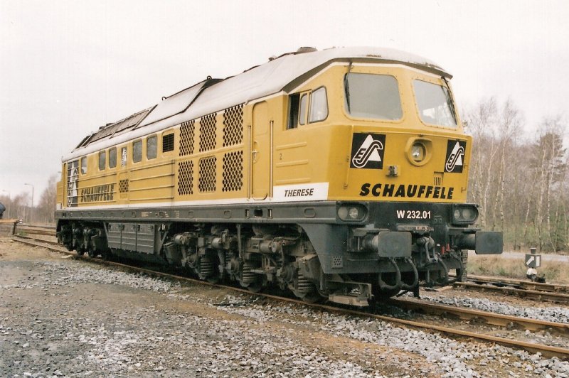 Im Schotterwerk Oling wartet die Schauffele W232.01 auf ihren Zug.03.02.2004