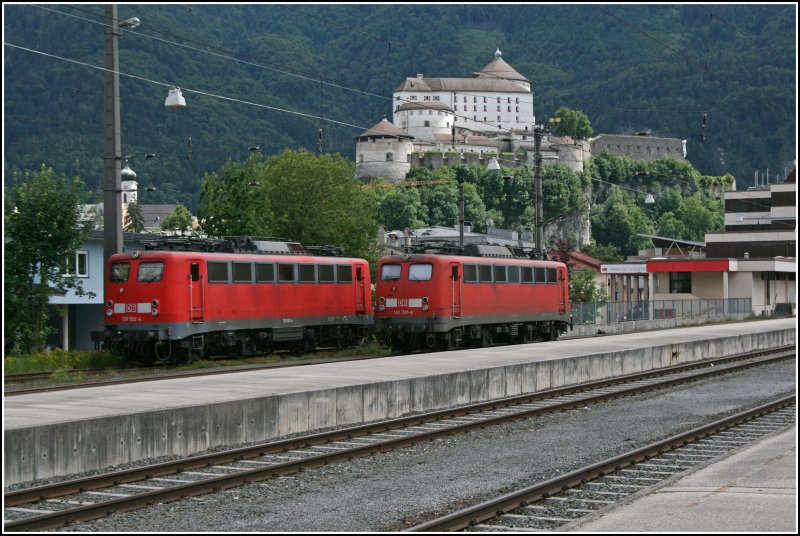 Im Schutz der Festung Kufstein warten die Gremberger 140 737 und die N�rnberger 139 552 auf dem Nebegleis auf neue Aufgaben. (28.06.07)