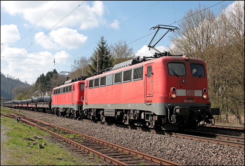 Im schweren Stahl- und Kohleverkehr (Montanverkehr) finden die 140er ein gutes Bettigunsfeld und werden wie die 140 856 und 140 844 mit dem 61263 von Bochum nach Dillenburg eingesetzt. Aufgenommen am 20.04.2008 bei Plettenberg. 