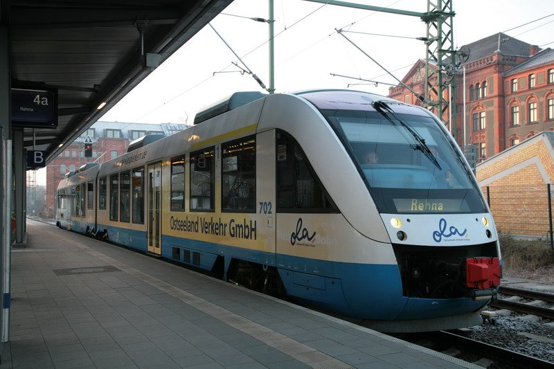 Im Schweriner Hbf. steht OLA 702 zur Abfahrt nach Rehna am Bahnsteig 4a bereit. Im Hintergrund die ehemalige Rbd. 31.12.2008