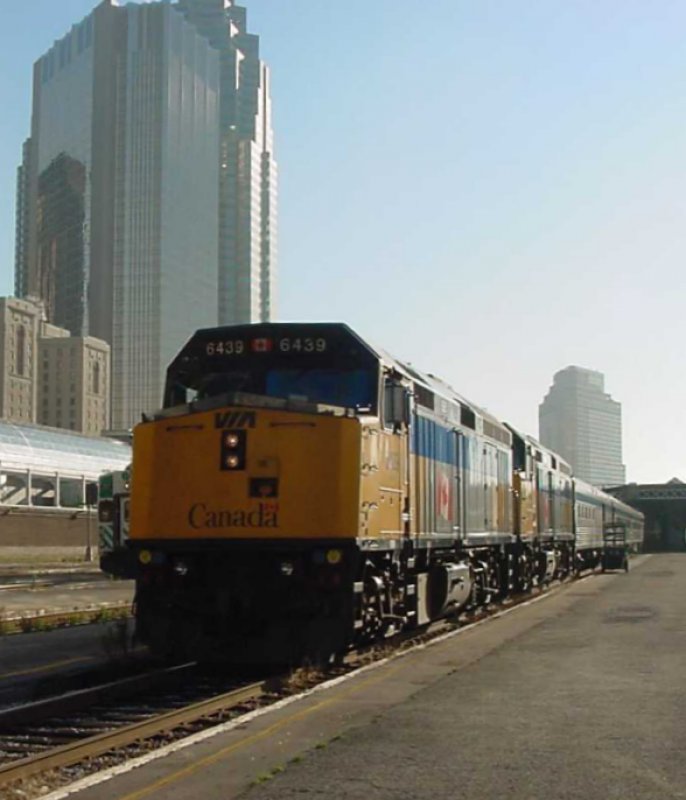 Im schwierigen Gegenlicht rollt  The Canadian  in Toronto Central ein. 05.09.2001