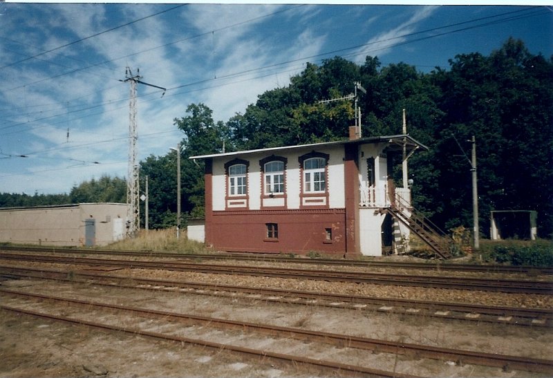 Im September 1997 war das Fahrdienstleiterstellwerk B2 in Jatznick 
(Stralsund-Berlin) noch mit einem Fdl besetzt.Heute wird die gesamte Strecke vom Stellwerk in Berlin Computergesteuert und der Bahnhof ist zurckgebaut.Hinter dem Stellwerk zweigt die Strecke nach Ueckermnde ab.