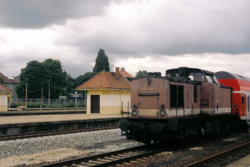 Im September 1999 brachte die ausgeblichene 204 485-7 (Bh Dresden) fabrikneue Doppelstockwagen vom Hersteller. Hier erreichte sie nach nur etwa drei Kilometern den Bahnhof Grlitz.