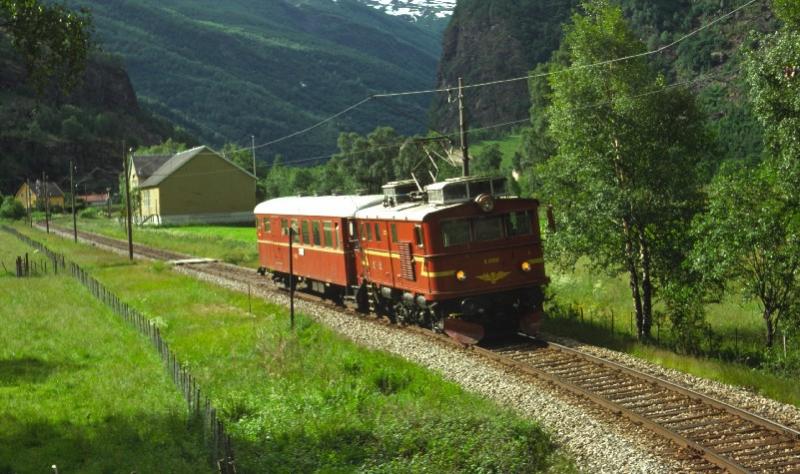 Im sommer 1975 hat die El9 2062 mit seiene regionalbahn die bahnhof Flm verlassen. Die bahnhof Flm liegt 2,0 m .d.M und die endbahnhof der 20,2 km entferne Myrdal liegt 863,6 m .d.M.