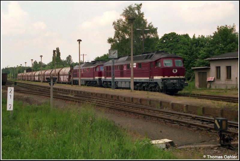 Im Sommer 1997 stehen 232 558 und eine Schwestermaschine mit dem Aschezug vom HKW Chemnitz-Nord abfahrbereit im Bf Chemnitz-Glsa.