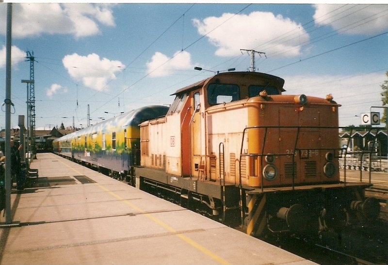 Im Sommer 1998 f�hrte der Urlaubsexpress K�ln-R�gen Kurswagen nach Wolgast Hafen mit.Die mit einem Extrazug und einer 143ziger bis Wolgast Hafen fuhren.Auf der R�ckfahrt vereinten sich beide Einheiten von R�gen und Wolgast Hafen in Stralsund.346 739 rangierte im Juli 1998 die Wagen mit dem Fahrradwagen aus Wolgast Hafen auf dem Nebenbahnsteig wo der Zug aus R�gen schon wartete um dann gemeinsam nach K�ln zur�ck zufahren.