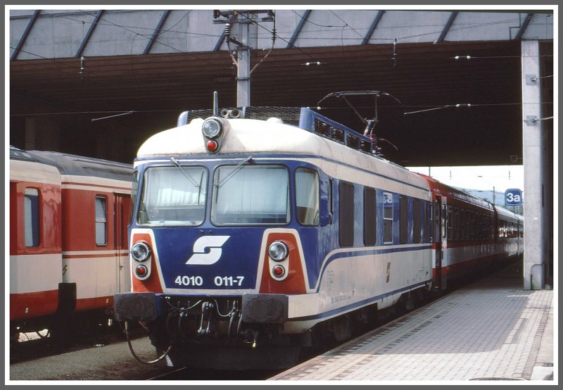 Im Sommer 1999 wartet in Krems Triebkopf 4010 011-7 noch in alter Farbgebung. Der Rest des Zuges war bereits umgespritzt.
