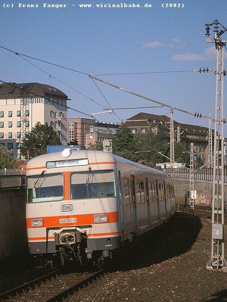 Im  Sommer 2002 erreicht der damals frisch hauptuntersuchte 420 001 die Station Hackerbr�cke,  als er von Erding  kommend in  Richtung  Starnberg unterwegs ist.