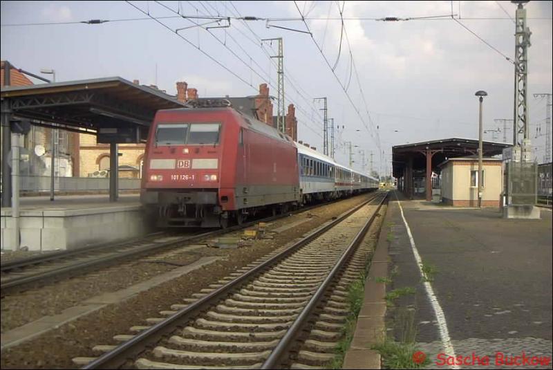 Im Sommer 2002 steht BR 101 126-1 mit IR Wesertal in Stendal.
Anschlieend macht er sich auf den Weg in Richtung Hannover.
Dieser Zug gehrt seit dem 15.12.02 aber schon der Geschichte an.