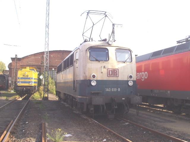 Im Sommer 2004 bereitet sich 140 619 im Bw Hanau auf ihre Abfahrt vor, eingekesselt von einer TLG V100 und einer Neubaulok.