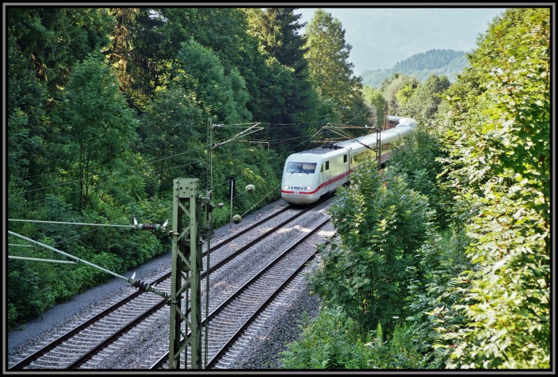 Im Sommer 2005 konnte bei Oberaudorf diese ICE1 Garnitur, als ICE 108 von Innsbruck nach Berlin Ostbahnhof abgelichtet werden.