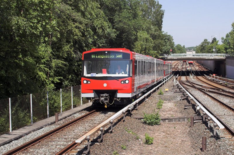 Im Sommer 2007 war ein DT3-Prchen auf der Linie U1 unterwegs, was ein paar Tageslichtbilder brachte. Hier ist das Duo bei der Anfahrt des U-Bahnhofs Scharfreiterring zu sehen.