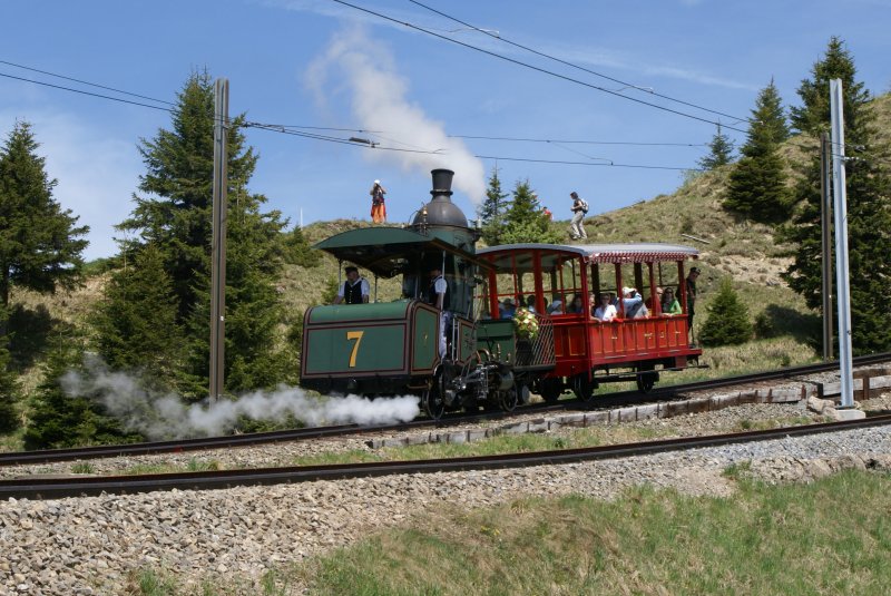 Im Sommer 2009 ist die H 1/2 7 auf der Rigi unterwegs, hier am 21.5.09 zwischen Rigi Kulm und Rigi Staffel.