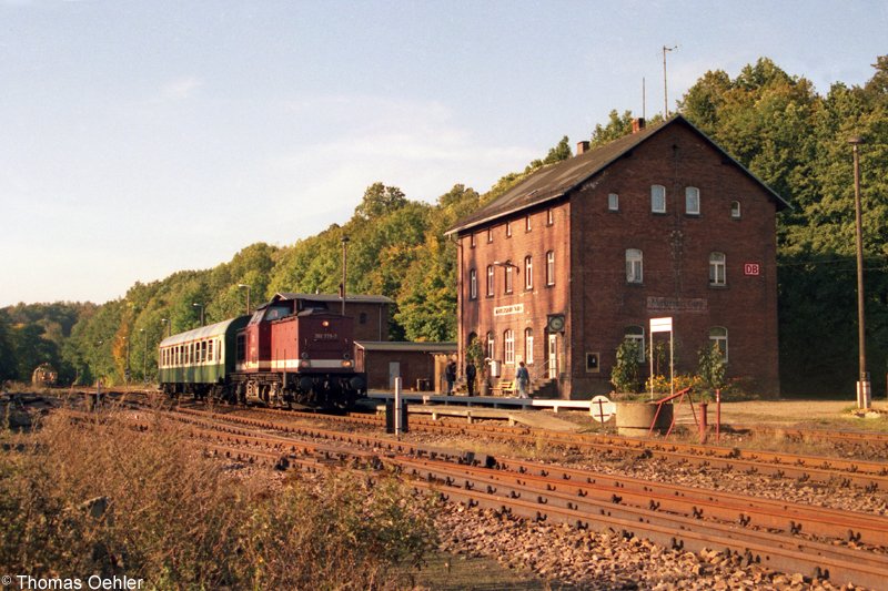Im Sptsommer 1997 steht 202 778 mit dem abendlichen Zug aus Rochlitz im Bahnhof Markersdorf und wird sich gleich in Richtung Chemnitz in Bewegung setzen.