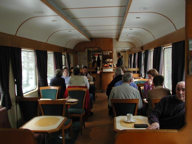 Im Speisewagen des  Nordlandexpress . Die gemtlichen Expresszge, die von den Henschel Di 4 gezogen wurden, tauschte die NSB gegen die modernen BM 93  Agenda  Einheiten (DB Talent) aus. Der Fortschritt brachte auf der 750km langen Strecke eine Zeitersparnis von 30 Minuten auf Kosten der Bequemlichkeit ein.