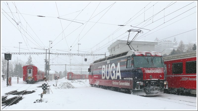 Im Stammnetzteil der RhB in St.Moritz umfhrt soeben die Ge 4/4 III 646  Sta.Maria/Val Mstair  den Schnellzug nach Chur. (17.02.2009)