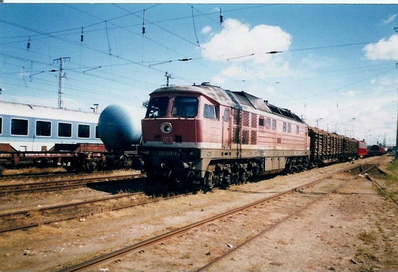 Im Stralsunder Gterbahnhof kommt die 232 647 im Juni 1998 mit ihren Gterzug an.