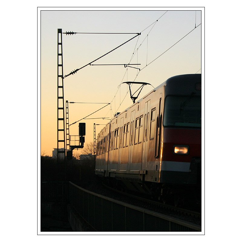 Im Streiflicht -

S-Bahn nach Schorndorf kurz vor Weinstadt-Endersbach. 

18.02.2008 (M)