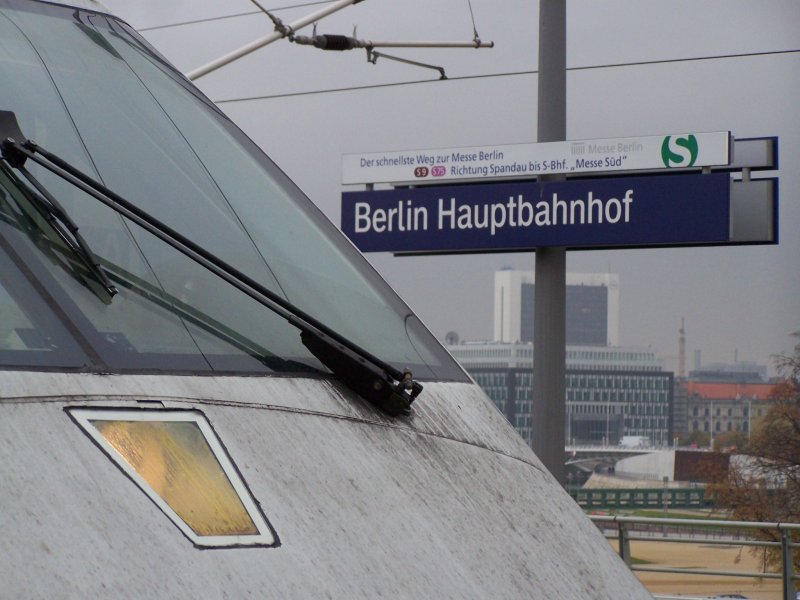 Im strengen Blick eines ICE-2. Aufgenommen am 30.Oktober 2007 in Berlin Hbf.