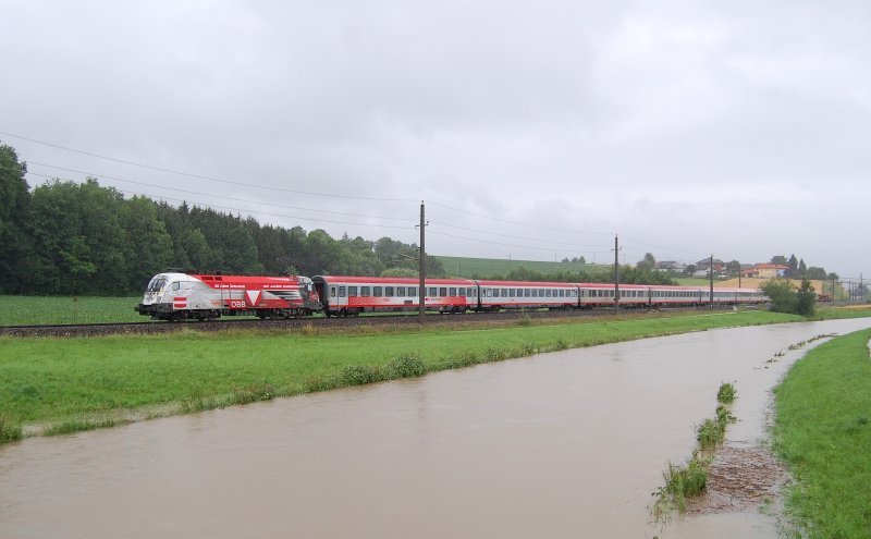 Im strmenden Regen ist am 23.06.2009
die 1116 246 mit dem EC 668(768)in
Wartberg/Kr. durchgefahren. Durch den
anhaltenden Niederschlag ist auch die Krems
bereits stark angestiegen.