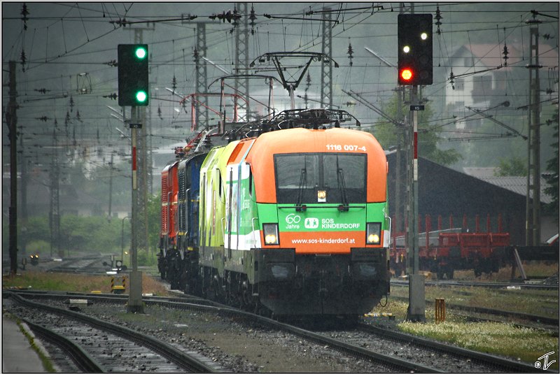 Im strmenden Regen fahren 1020 018 & 1020 041 der MWB und 1116 033 Telekom & 1116 007 SOS Kinderdorf als Lokzug durch den Bahnhof Spittal an der Drau.
06.06.2009