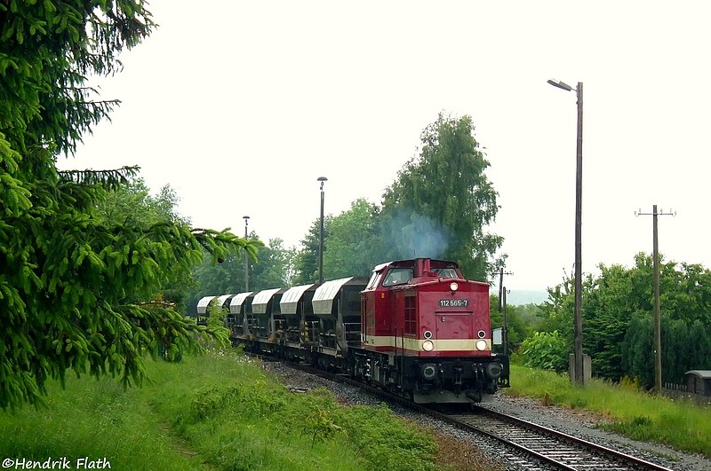 Im strmenden Regen verlsst 112 565 am 09.06.2009 den Bahnhof Schlettau in Richtung Annaberg.