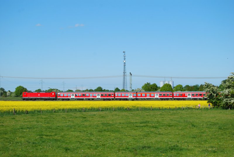 Im stndlichen wechsel zum RE die RB nach Flensburg mit 143 und drei n-Wagen. 13.05.09
