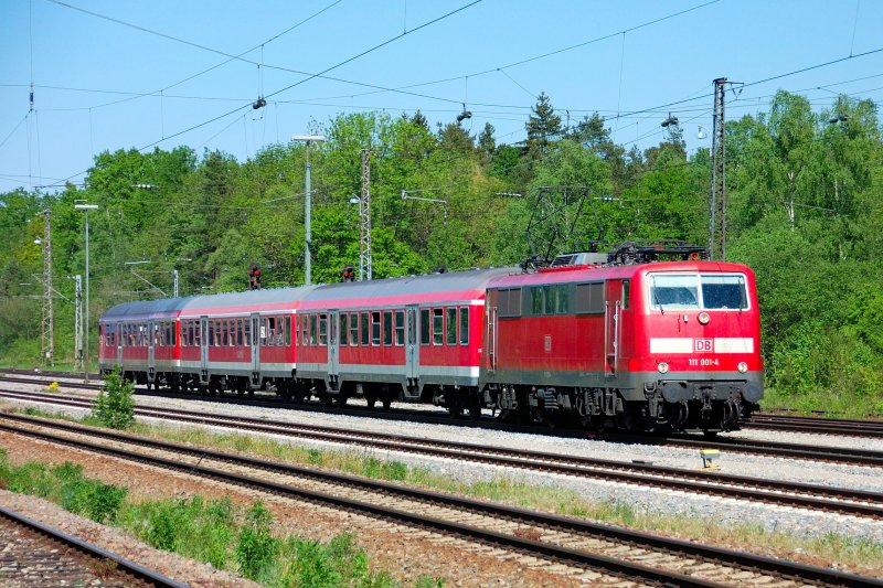 Im S�den fast t�glich unterwegs... 
Die Mutter der Baureihe 111: 111 001-4 zieht eine Regionalbahn Richtung Ulm. Aufgenommen im Juni an der  Rennbahn  Offingen - G�nzburg/Donau.