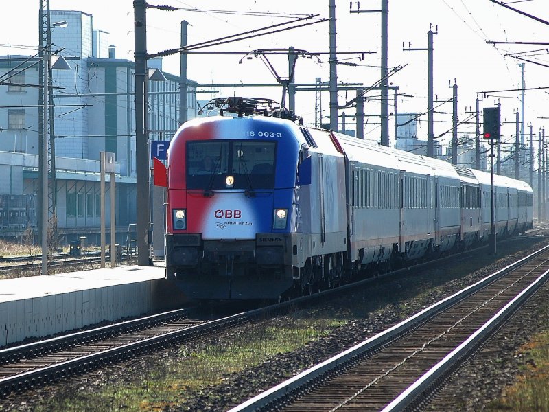 Im totalem Gegenlicht ist mir am
15.03.2008 die 1116 003  EM-Frankreich 
mit dem IC 647  Fachhochschule St.Plten 
in Wels vor die Linse gefahren.