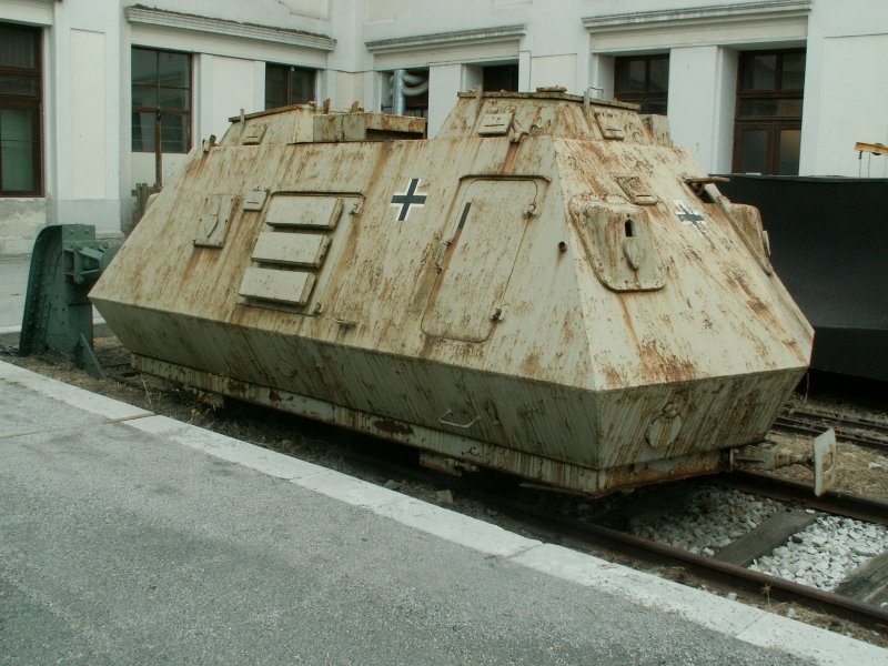 Im Triester Eisenbahnmuseum Campo Marzio(ehem.k.k.StB.Bahnhof von 1906)ist auch dieser deutsche Panzersphwagen auf Schienen,aus dem II.WK zu sehen.Typ Steyr K2670.04.06.08