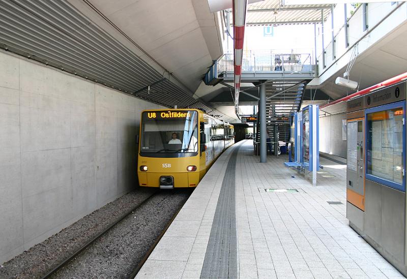 Im Tunnel durch Ruit -

Am 9.9.2000 wurde die Stadtbahn von Heumaden bis nach Ostfildern-Nellingen verlängert. Die Ortsdurchfahrt von Ostfildern-Ruit liegt in einem Tunnel mit einer ebenfalls nach oben offenen Station. Architektur: Bidlingmeier, Egenhofer, Dübbers. 

27.05.2005 (M)