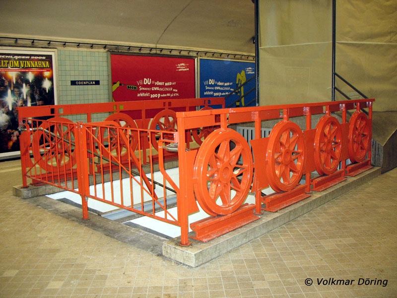 Im Unterschied zu vielen U-Bahn-Stationen in Deutschland habe ich die Stationen der Tunnelbana in Stockholm hell beleuchtet, sehr sauber und knstlerisch gestaltet vorgefunden. - An der Station Odenplan hat man alte Speichenrder und Schienenstcke als Gestaltungselemente verwendet, 14.03.2006
