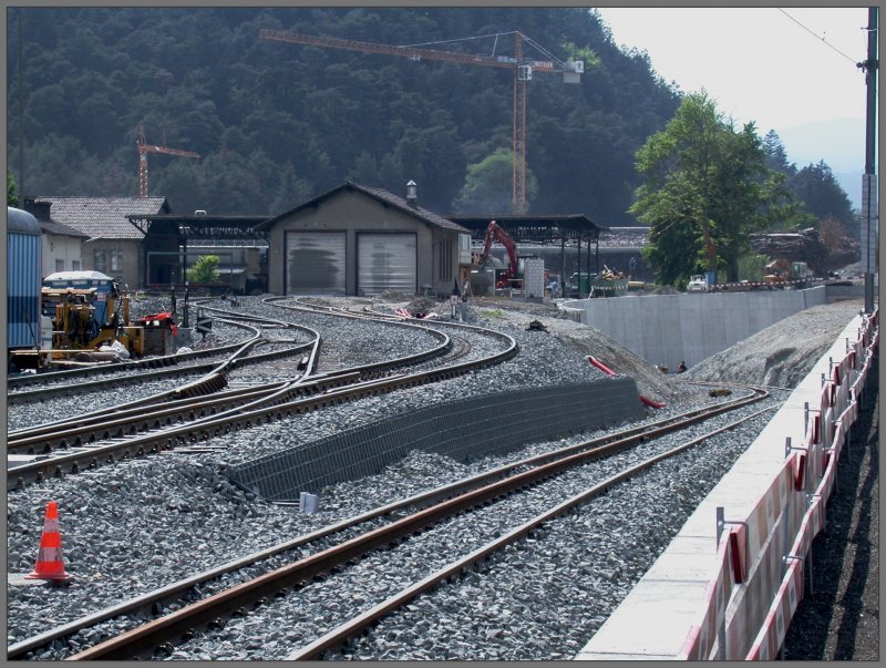 Im Vordergrund die usserst steile Zufahrt zu der Sgerei Stallinger, die die RhB-Stammstrecke und die Kantonsstrasse unterquert. Links ein Teil der Zufahrtsgeleise zur Ems Chemie.
(01.05.2007)