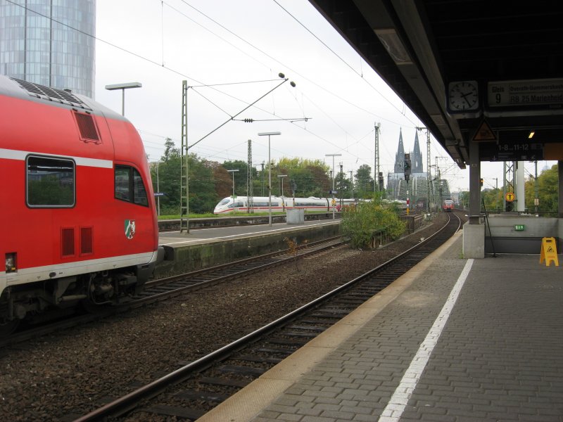 Im Vordergrund ein Dosto-Stw im Hintergrund ein ICE 3, Hohenzollernbrcke und Klner Dom. Aufgenommen wurde das Bild am 03. Oktber 2007 am Bahnhof Kln-Messe/Deutz.