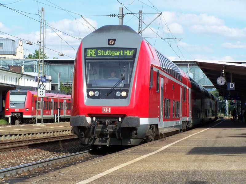 Im Vordergrund: Ein IRE nach Stuttgart Hbf. Im Hintergrund: Ein RE-Zug nach Plochingen. Aufgenommen am 13.Juli 2007 im Bahnhof Gppingen.
