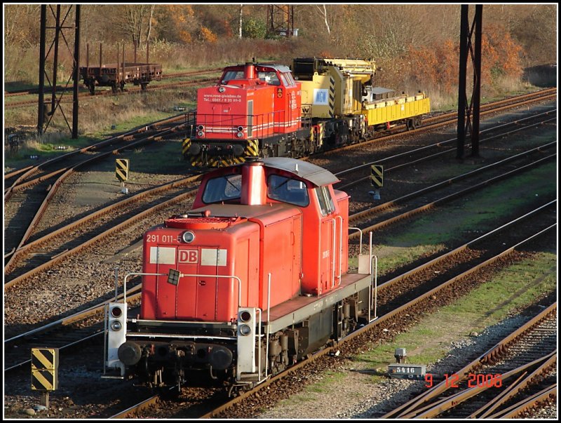Im Vordergrund sieht man die 291 011-5 und im Hintergrund die Ost V 100 der Firma Gleisbau Rose. Aufgenommen im Rostocker Seehafen