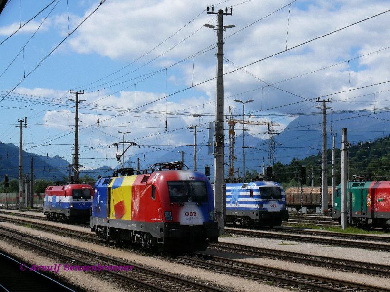 Im Vordergrund unter Strom: Die Rumnien-Lok zur Euro2008, die 1116 056. Dahinter stehen die Loks fr die Niederlande, Griechenland und Portugal.
Euro2008-Taurus-Parade am Sonntag in Wrgl. 

24.08.2008 Wrgl. 
Feier-150 Jahre-Eisenbahn-in-Tirol 
 

