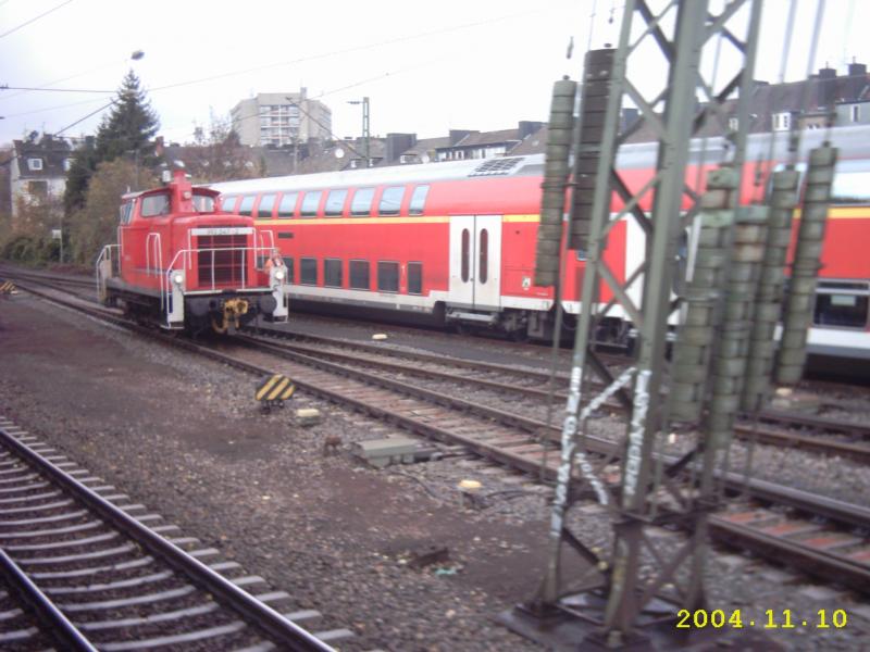 Im Vordergrund: V-Lok der BR 363, im Hintergdund: Doppelstockwagen (DoSto), hier im BW am Hbf. Aachen!!!!