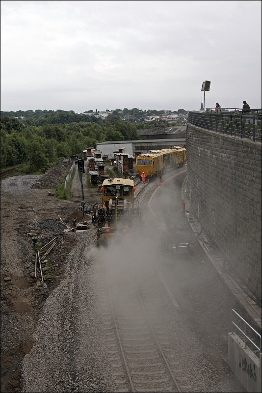 Im Vordergrund verrichtet die Schotterprofilmaschine ihre Arbeit w�hrend im Hintergrund der Stopfexpress arbeitet. Links die alte Trasse zum Endbahnhof.