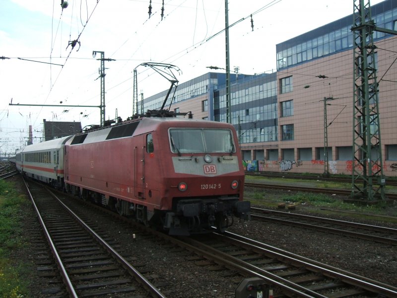 Im Vorspann des IC 2228 von Nrnberg nach HH - Altona die
BR 120 106 , im Schub die BR 120 142-5 , bei der Ausfahrt im
Dortmunder Hbf., Gleis 10.(28.09.2007)