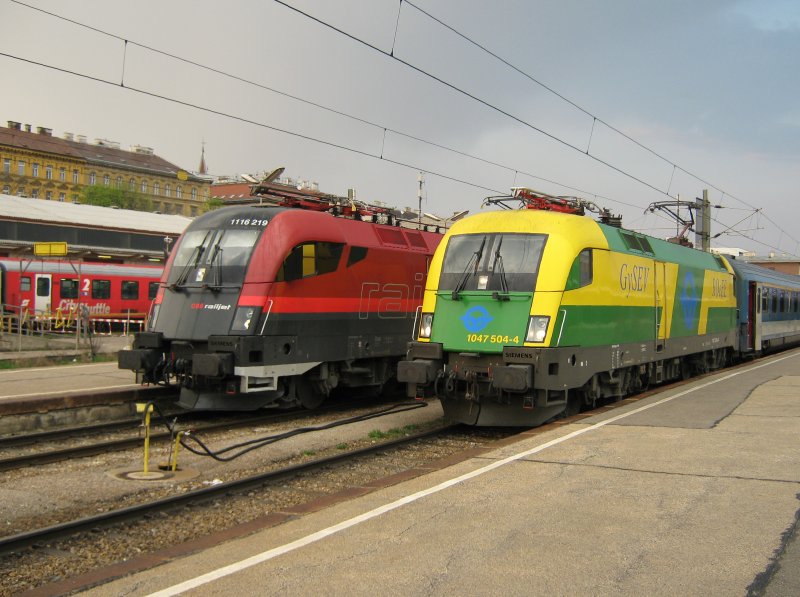 Im Wiener Westbahnhof warten am 09.04.2009 die 1047 504-4 der GySev mit einem Nachtzug und der Railjet mit 1116 219 auf ihre Abfahrt.