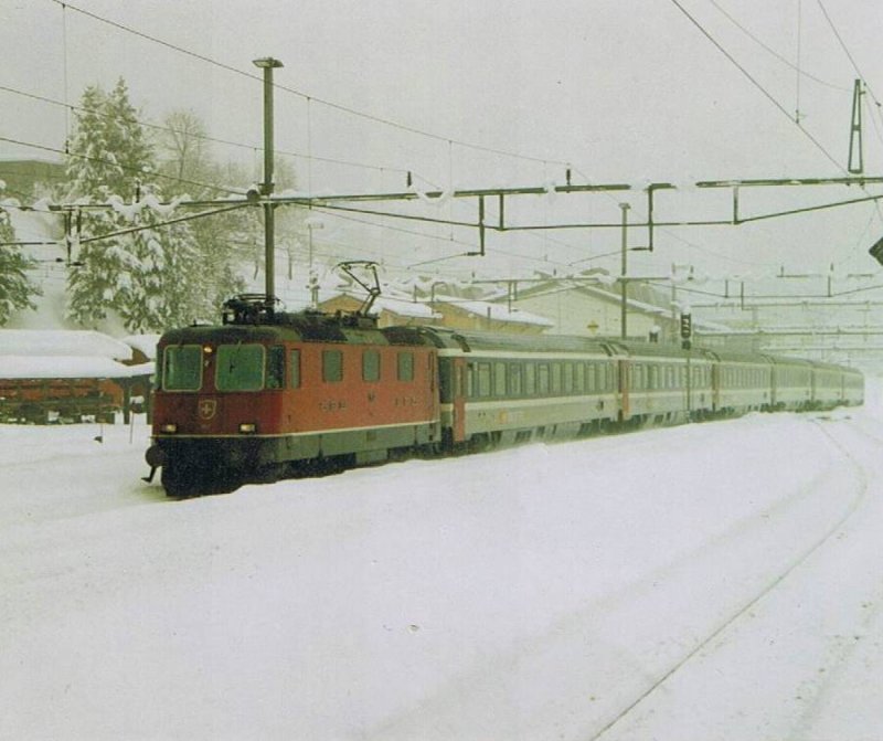 Im Winter 2006 wurde das Tessin von der Sonnenstube zum Wintermrchen. Hier kmpft sich eine Re 4/4 II mit ihrem EC aus Milano bei Airolo durch die weisse Pracht. Hinweis: Gescanntes Foto.