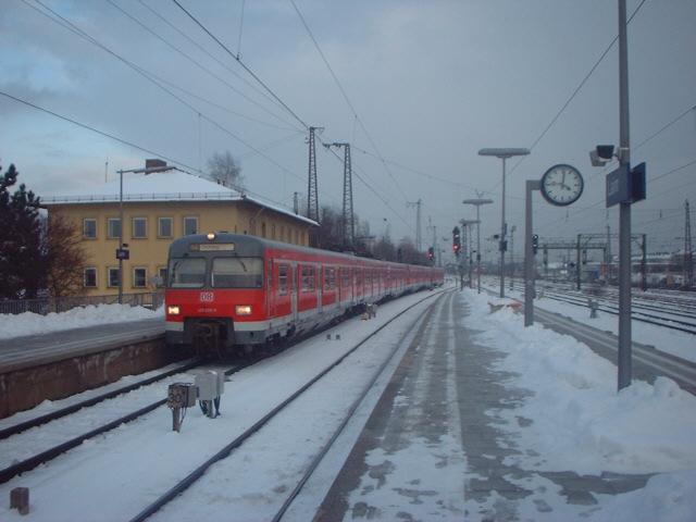 Im Winter, genauer gesagt am 29.01.04, ist 420 039 auf der S8 unterwegs.