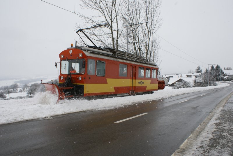 Im Winter kommt manchmal der Xe 4/4 9 mit Schneepflug zum Einsatz, hier am 22.2.09 zwischen Neuhaus und Scheuren.